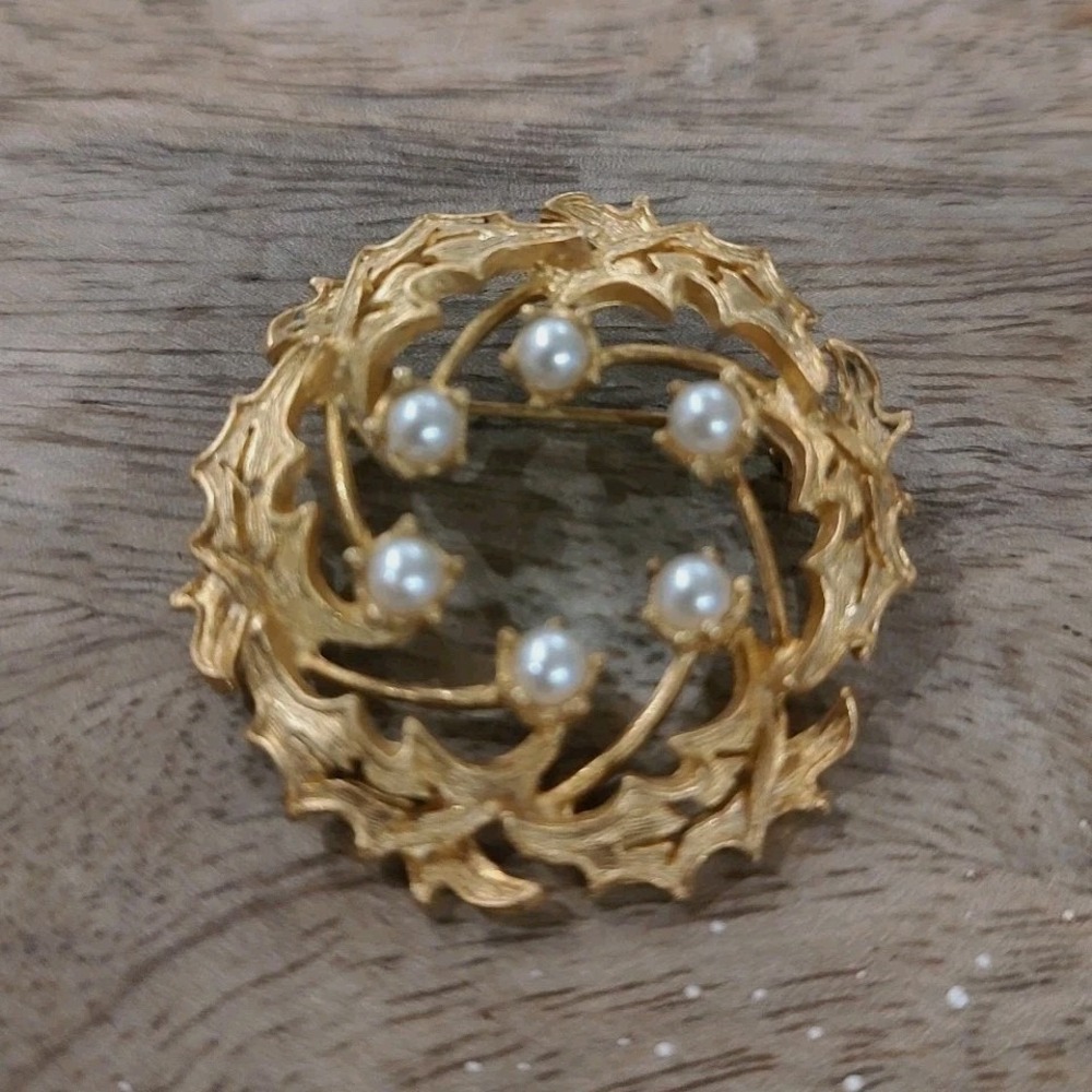 Vintage Gold Metal  & Pearl Wreath Pin‎ Holiday Grandma Core Formal Gift Whimsy